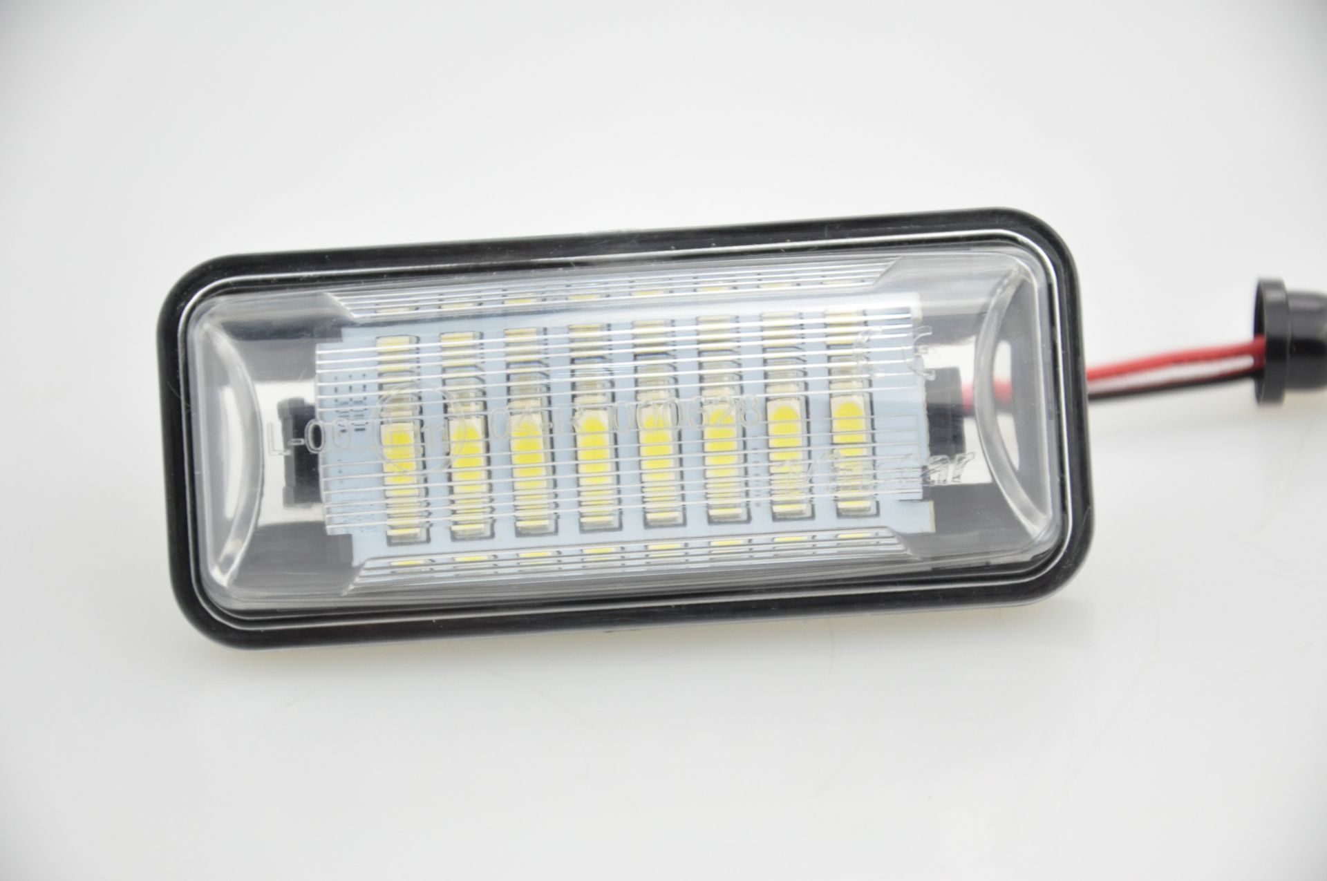 products/1045/svetla tablice subaru legancy.jpg - LED SIJALICE ZA OSVETLJENJE TABLICE - SUBARU 030405 - Xenon Svetla Beograd